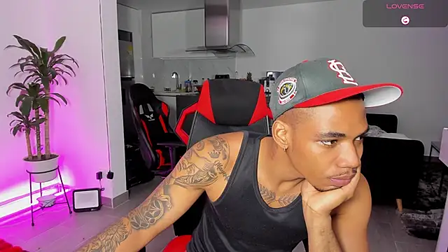 Snapshot of TROYWESLY- chatting on 11.05.25 TROYWESLY- online show from 11.05.25