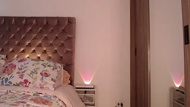 Roussmariehenao online show from 12.17.25