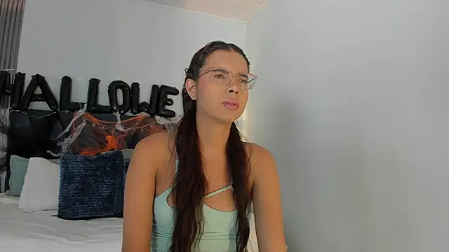 sara saenz99 online show from 10.28.25