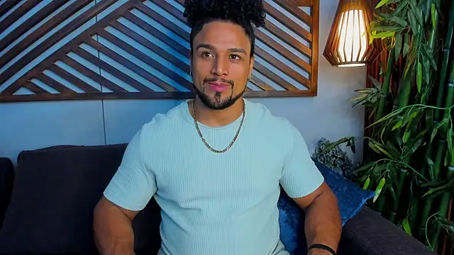 Snapshot of MikeEstevess chatting on 03.19.25 MikeEstevess online show from 03.19.25