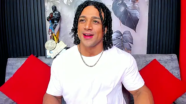 Snapshot of MikeEstevess chatting on 10.10.25 MikeEstevess online show from 10.10.25