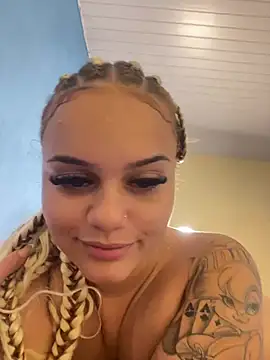 Snapshot of Lolacavalona chatting on 01.04.25 Lolacavalona online show from 01.04.25