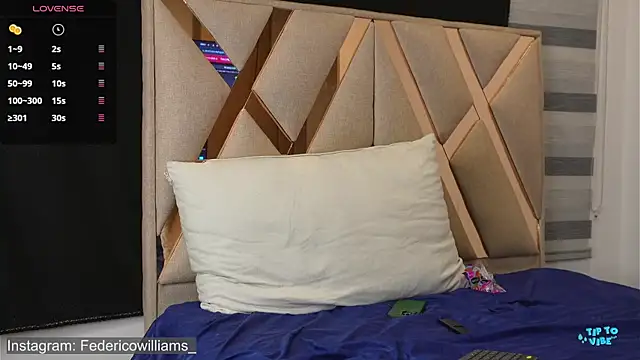 Snapshot of Derek_w chatting on 10.31.25 Derek w online show from 10.31.25