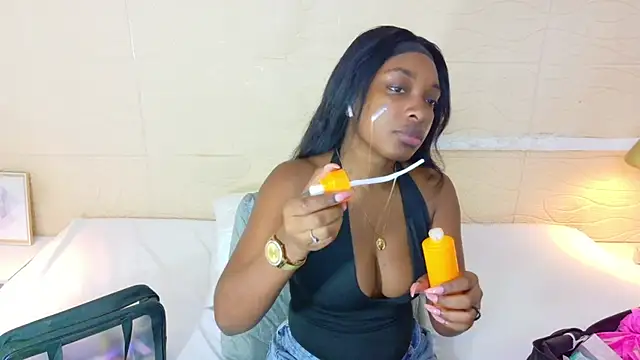 Shamiraa moore online show from 10.18.25