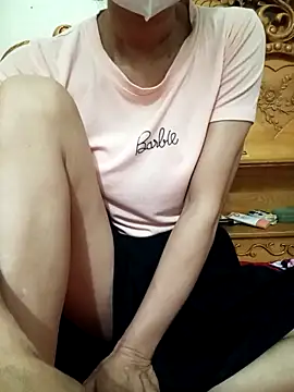 Snapshot of YunLem chatting on 11.13.25 YunLem online show from 11.13.25