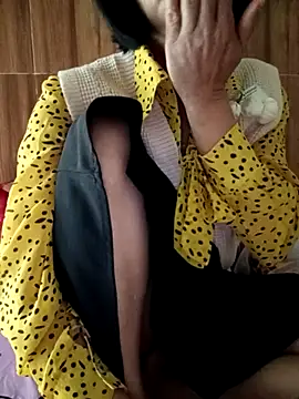 Snapshot of YunLem chatting on 11.20.25 YunLem online show from 11.20.25