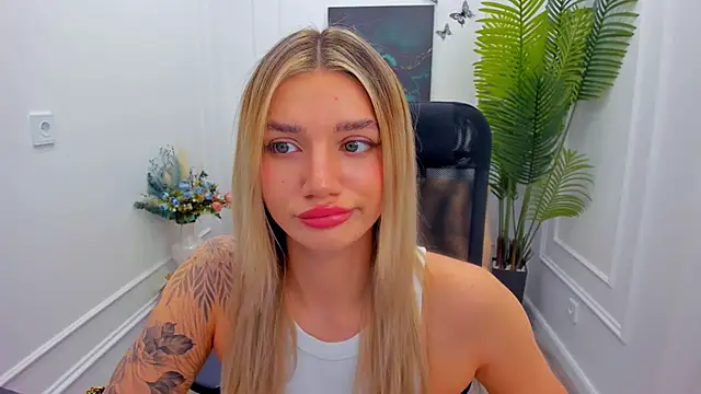 SelenaeMoore online show from 11.21.25