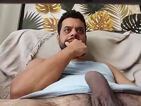 Snapshot of HornyBeachBoyBR chatting on 11.12.25 HornyBeachBoyBR online show from 11.12.25