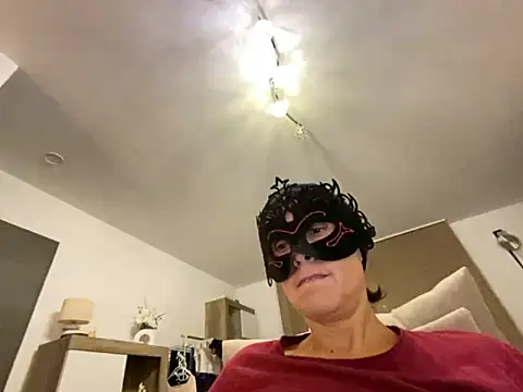 Marilou1983 online show from 09.28.25