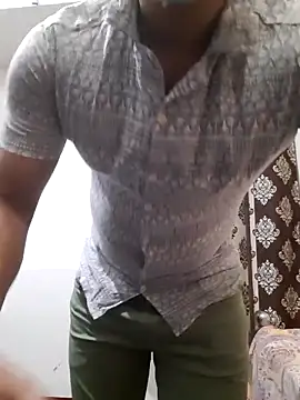 Snapshot of Guyinshortss chatting on 11.15.25 Guyinshortss online show from 11.15.25