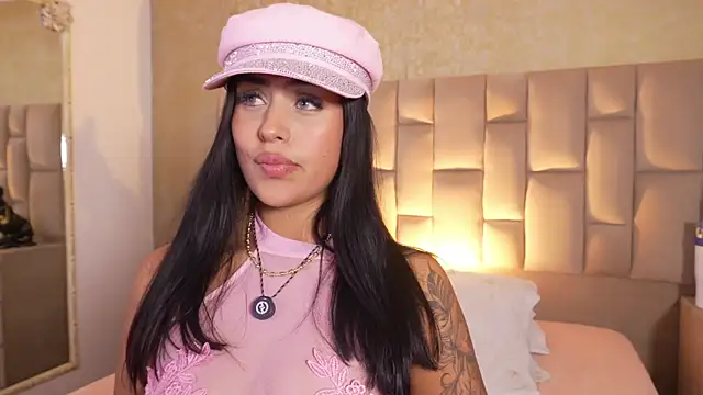 Snapshot of EmmaTorres_ chatting on 11.22.25 EmmaTorres online show from 11.22.25