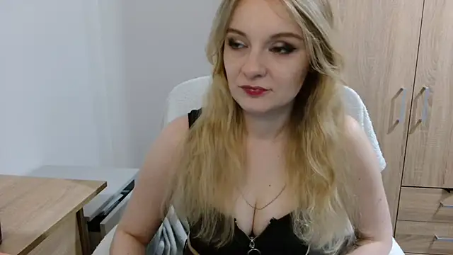 Snapshot of AlmaHoney chatting on 06.15.26 AlmaHoney online show from 06.15.26