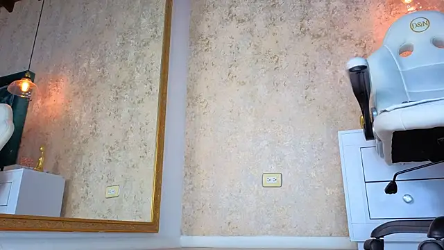 AlessiaLondon online show from 11.08.25