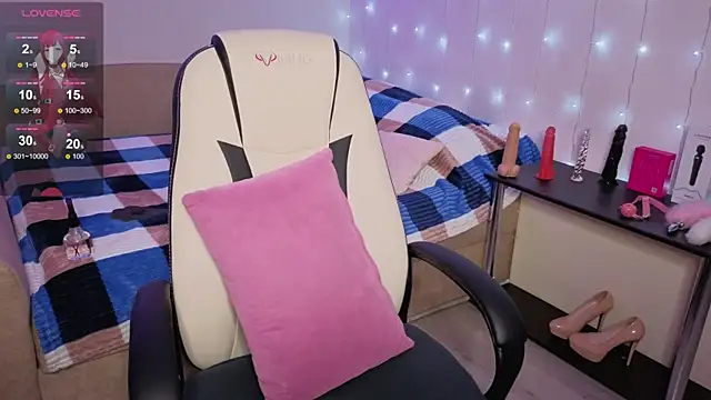 Snapshot of DeeDiamond chatting on 12.02.25 DeeDiamond online show from 12.02.25