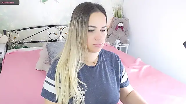 Snapshot of MilenaMiler_X chatting on 03.22.25 MilenaMiler X online show from 03.22.25