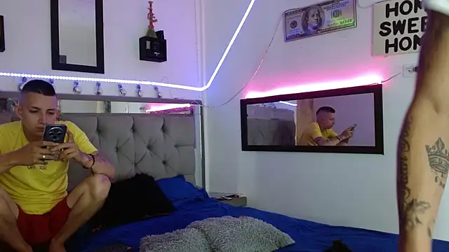 parejacaliente20154 online show from 02.22.25