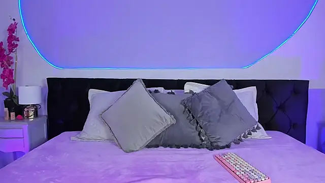 Julieta Cortes   online show from 09.09.25