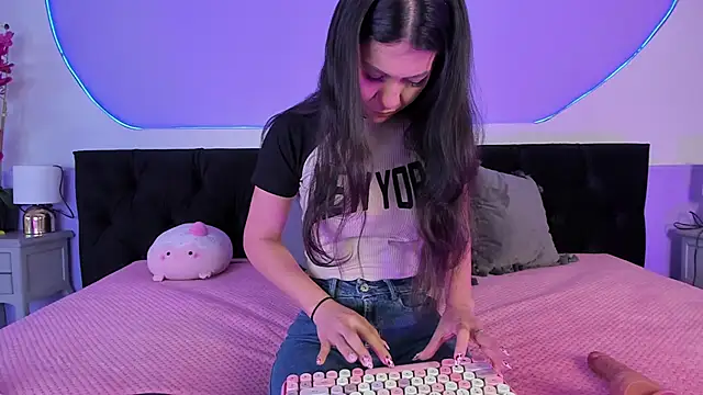 Julieta Cortes   online show from 10.20.25