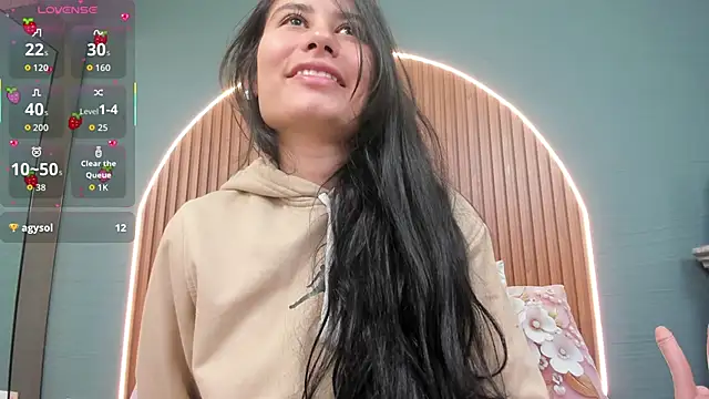 NayeCloud online show from 10.15.25