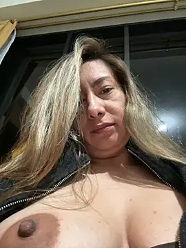 Snapshot of xLadyScarlettx chatting on 02.04.25 xLadyScarlettx online show from 02.04.25