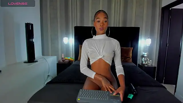 LiaJohnnson online show from 02.21.25