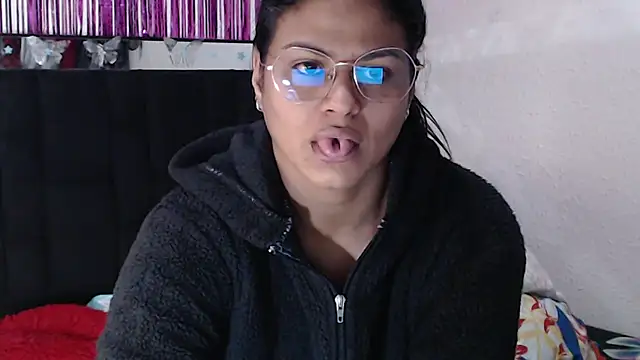 SweetAlmaa online show from 04.17.26