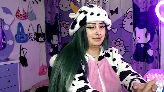 lussyevans24 online show from 10.28.25