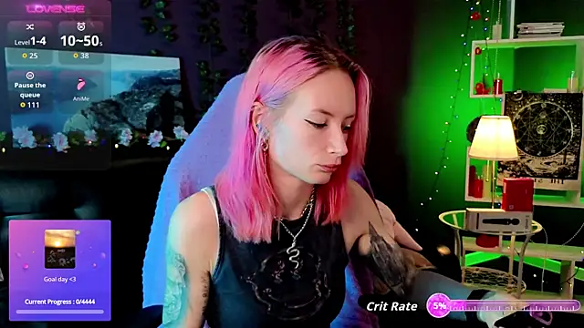 Snapshot of _HelenCarter chatting on 10.18.25  HelenCarter online show from 10.18.25