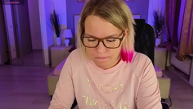 Snapshot of EVAshinyGIRL chatting on 12.16.24 EVAshinyGIRL online show from 12.16.24