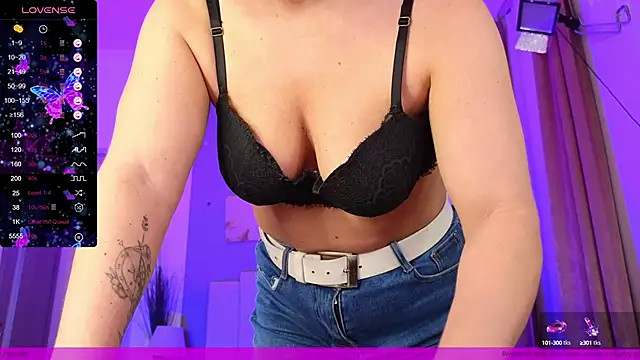 Snapshot of EVAshinyGIRL chatting on 12.27.24 EVAshinyGIRL online show from 12.27.24