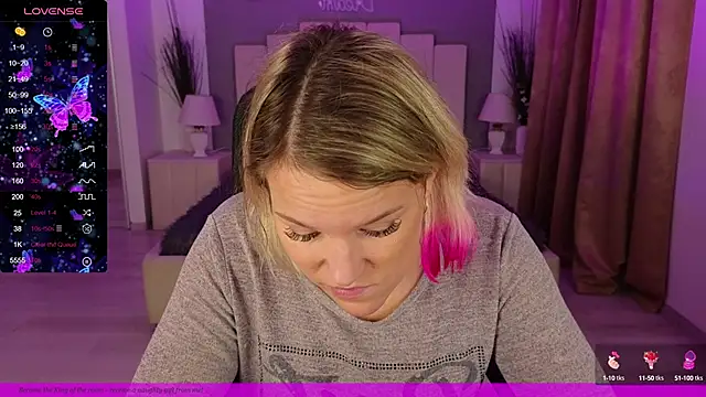 Snapshot of EVAshinyGIRL chatting on 12.28.24 EVAshinyGIRL online show from 12.28.24