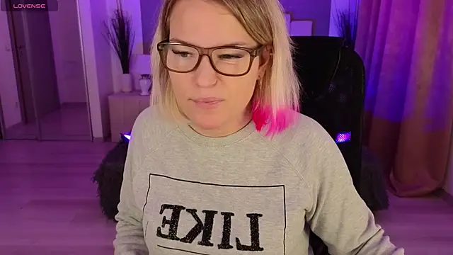 Snapshot of EVAshinyGIRL chatting on 01.04.25 EVAshinyGIRL online show from 01.04.25