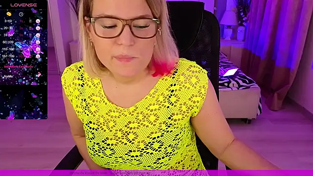 Snapshot of EVAshinyGIRL chatting on 01.09.25 EVAshinyGIRL online show from 01.09.25