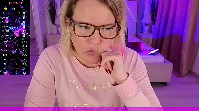 Snapshot of EVAshinyGIRL chatting on 01.12.25 EVAshinyGIRL online show from 01.12.25