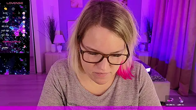 Snapshot of EVAshinyGIRL chatting on 01.14.25 EVAshinyGIRL online show from 01.14.25