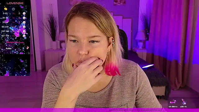 Snapshot of EVAshinyGIRL chatting on 01.17.25 EVAshinyGIRL online show from 01.17.25