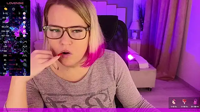 Snapshot of EVAshinyGIRL chatting on 01.22.25 EVAshinyGIRL online show from 01.22.25