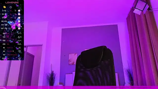 Snapshot of EVAshinyGIRL chatting on 01.23.25 EVAshinyGIRL online show from 01.23.25