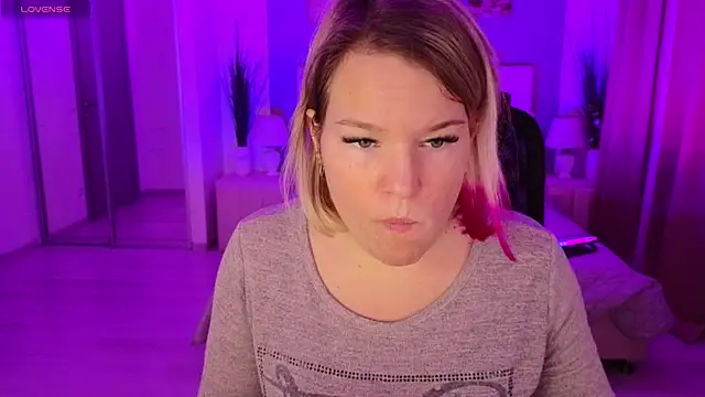 Snapshot of EVAshinyGIRL chatting on 01.27.25 EVAshinyGIRL online show from 01.27.25