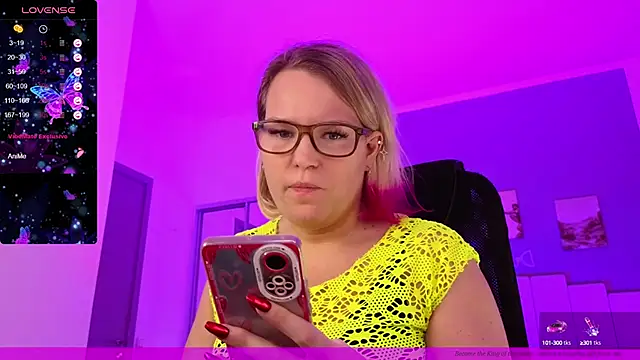 Snapshot of EVAshinyGIRL chatting on 01.27.25 EVAshinyGIRL online show from 01.27.25