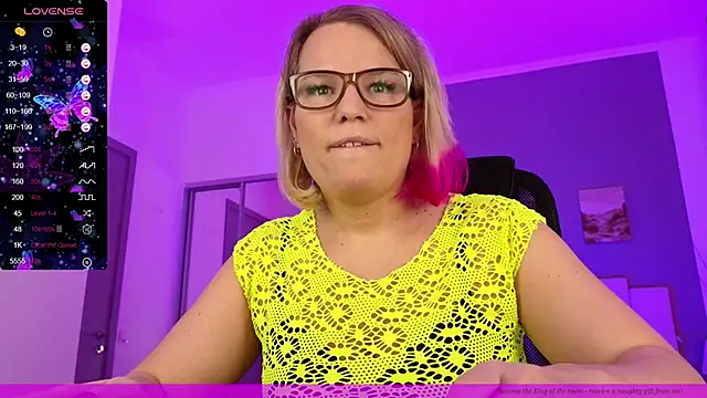 Snapshot of EVAshinyGIRL chatting on 01.28.25 EVAshinyGIRL online show from 01.28.25