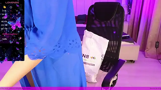 Snapshot of EVAshinyGIRL chatting on 01.28.25 EVAshinyGIRL online show from 01.28.25