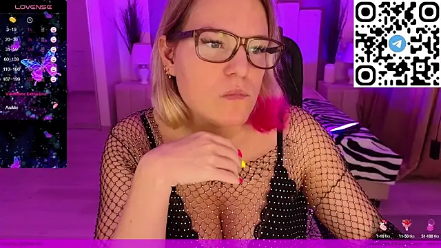 Snapshot of EVAshinyGIRL chatting on 02.08.25 EVAshinyGIRL online show from 02.08.25