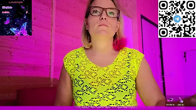 Snapshot of EVAshinyGIRL chatting on 02.13.25 EVAshinyGIRL online show from 02.13.25