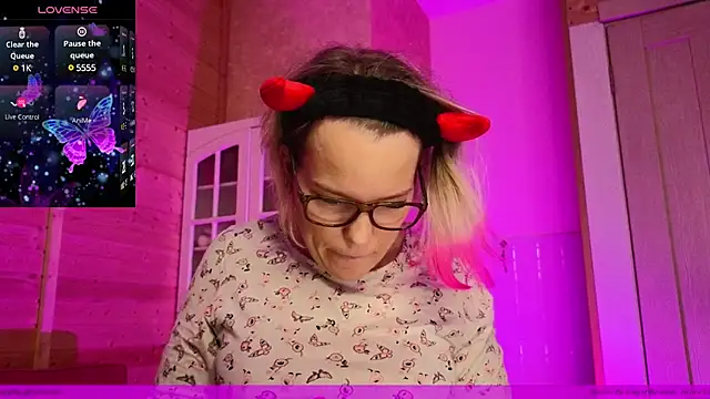 Snapshot of EVAshinyGIRL chatting on 03.09.25 EVAshinyGIRL online show from 03.09.25