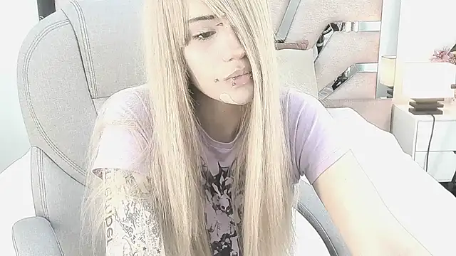 Snapshot of celestica_rose chatting on 05.13.26 celestica rose online show from 05.13.26