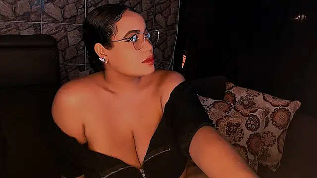 Snapshot of Emmacamille chatting on 03.08.25 Emmacamille online show from 03.08.25
