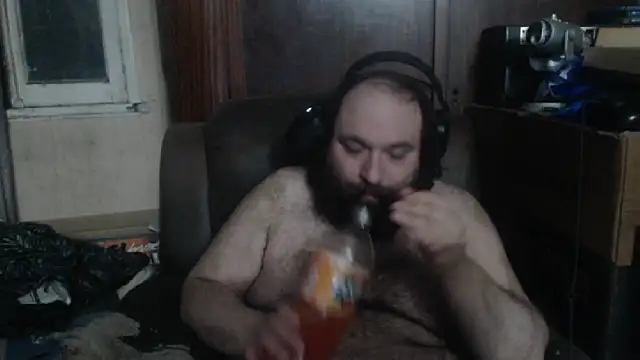 Snapshot of hairyhulk chatting on 01.03.25 hairyhulk online show from 01.03.25