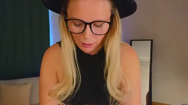 Charming Daphny online show from 12.10.24