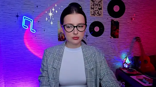 Snapshot of GloriaElmer chatting on 02.05.25 GloriaElmer online show from 02.05.25